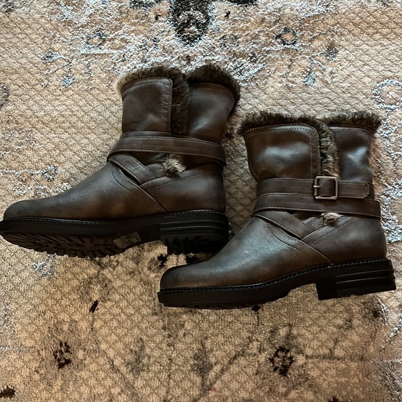 ♥️♥️Report short boots with faux fur lining- size 8.5 FINAL PRICE♥️♥️ - Picture 2 of 8